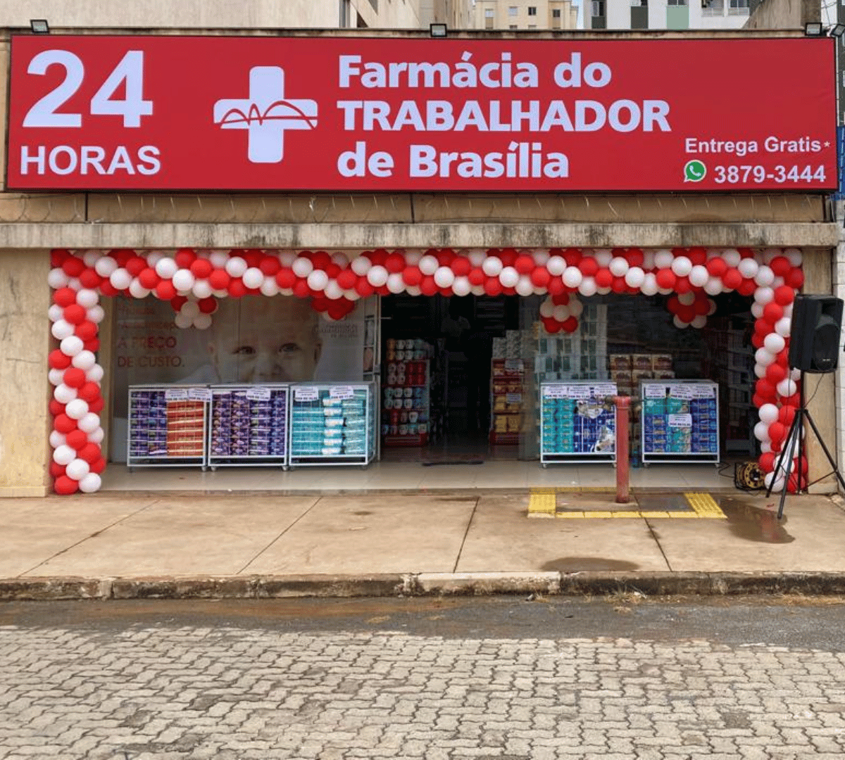 Farmacêutica atendendo cliente com atenção e cuidado