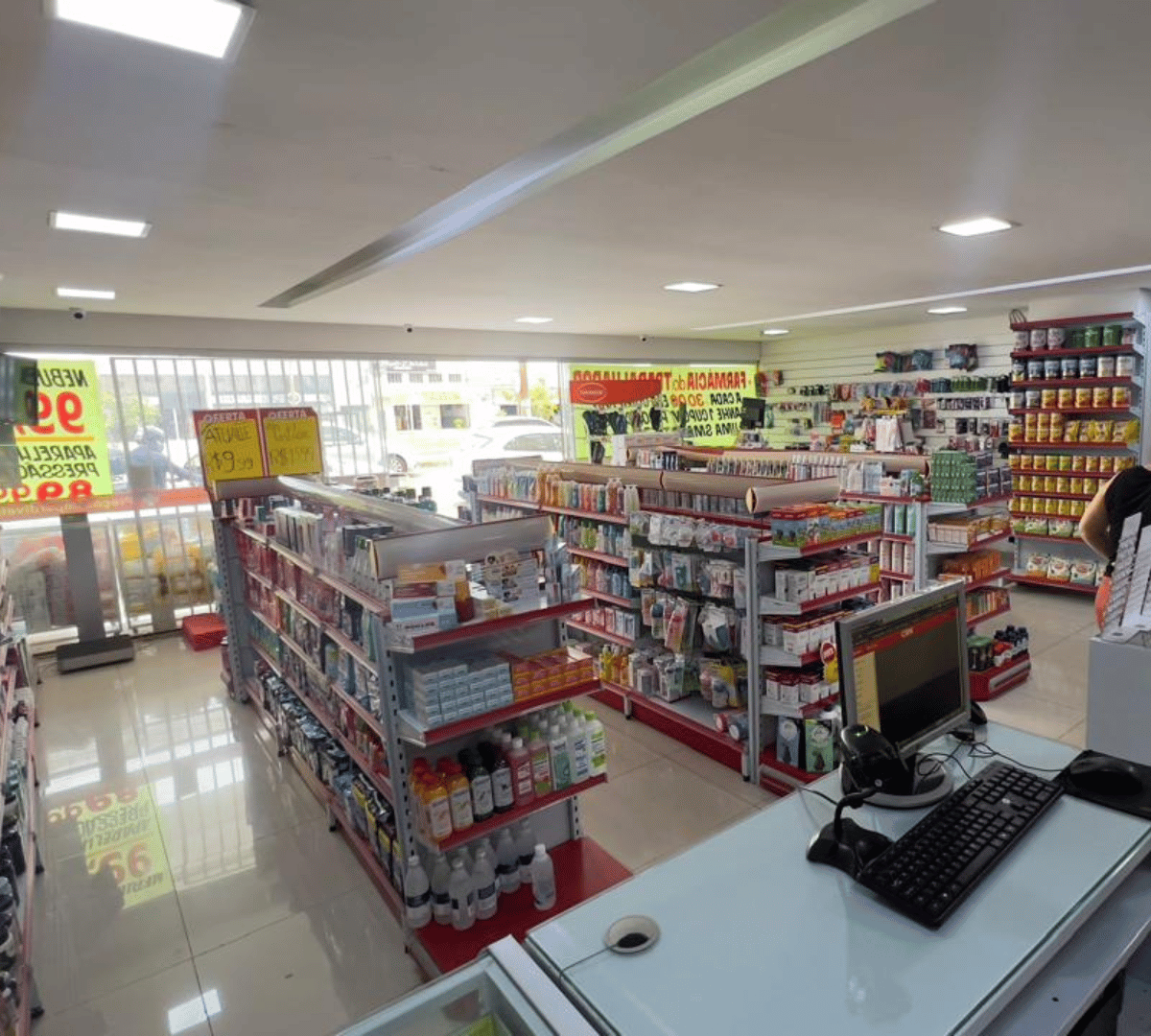 Corredor com ampla variedade de produtos de saúde e bem-estar