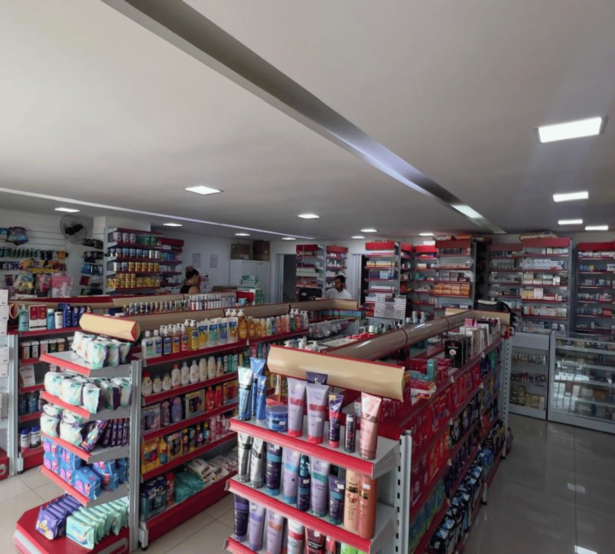 Interior espaçoso e organizado da Farmácia do Trabalhador de Brasília